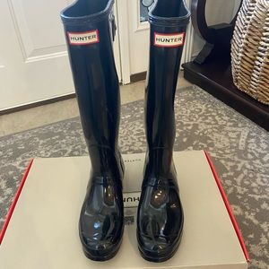 Women tall black gloss hunter boots 8 1/2 never wore.